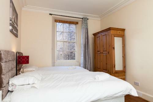 Cozy Apartment Beside Edinburgh Castle!!!