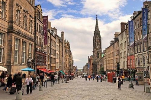 Cozy Apartment Beside Edinburgh Castle!!!