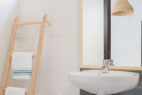 Modern European Apartment 1 Min. Walk To Beach