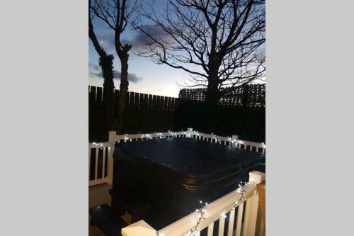 Hillingworth's Hot Tub Retreat