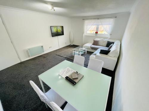 Modern 2 Bed Apartment Near City Centre
