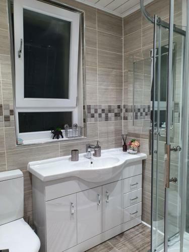 Apartamento Glasgow Comfortable And Modern 3 Bedroom Mid Terraced Villa