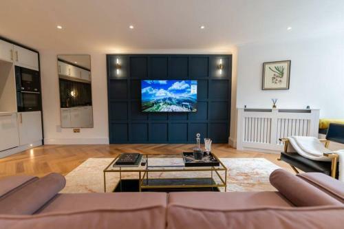 The West End Retreat - Luxurious Apartment - Prime Location