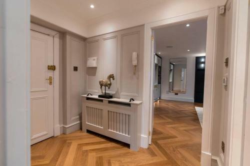The West End Retreat - Luxurious Apartment - Prime Location