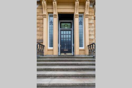 The West End Retreat - Luxurious Apartment - Prime Location