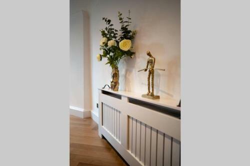 The West End Retreat - Luxurious Apartment - Prime Location