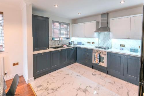 New Luxury 2 Bed Apartment With Sea Views