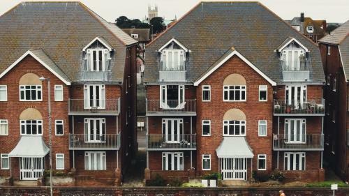 New Luxury 2 Bed Apartment With Sea Views
