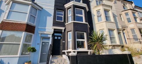 Stunning 5 Bed Townhouse, 5 Mins From The Sea