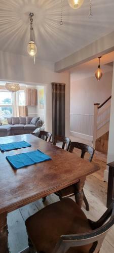 Stunning 5 Bed Townhouse, 5 Mins From The Sea