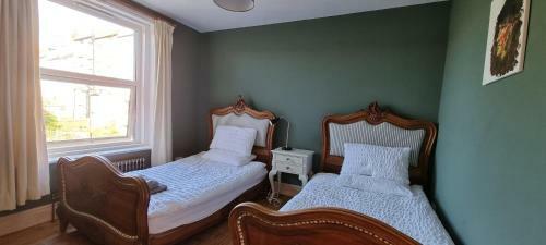 Stunning 5 Bed Townhouse, 5 Mins From The Sea