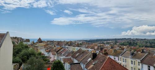 Stunning 5 Bed Townhouse, 5 Mins From The Sea