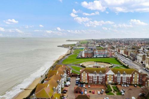 2 Bed Sea View Apartment Near Walpole Bay