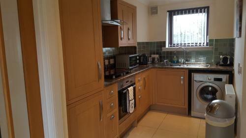 Birchgrove Holiday Apartment--- Free Wifi--