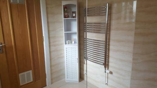Birchgrove Holiday Apartment--- Free Wifi--