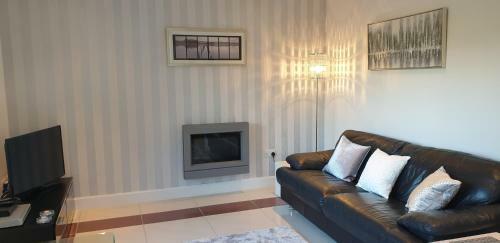 Birchgrove Holiday Apartment--- Free Wifi--
