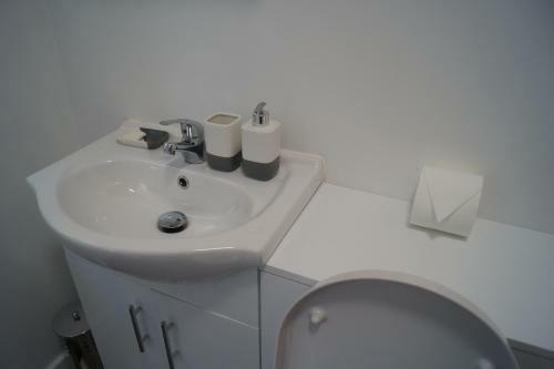 Self-contained Light And Bright Apartment In Kirriemuir