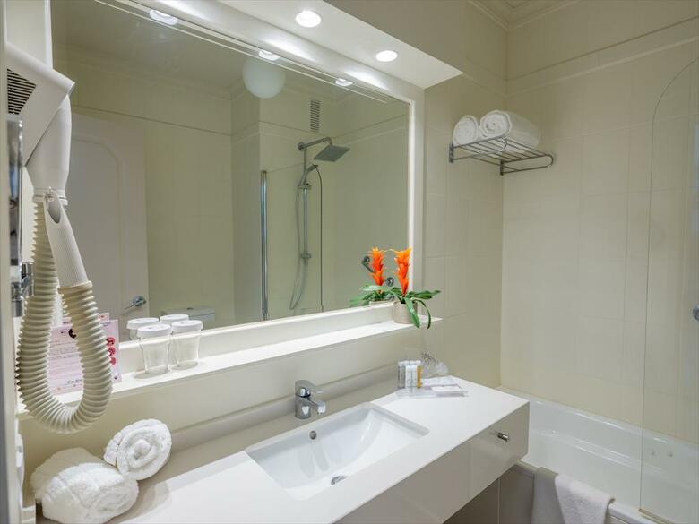 On Hotels Ocean Front (Only Adults)