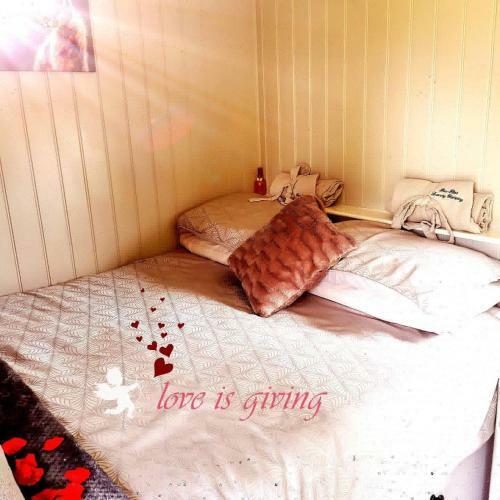 Pen-rhos Luxury Glamping "the Hare Hut"