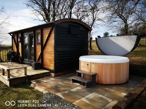 Pen-rhos Luxury Glamping "the Hare Hut"
