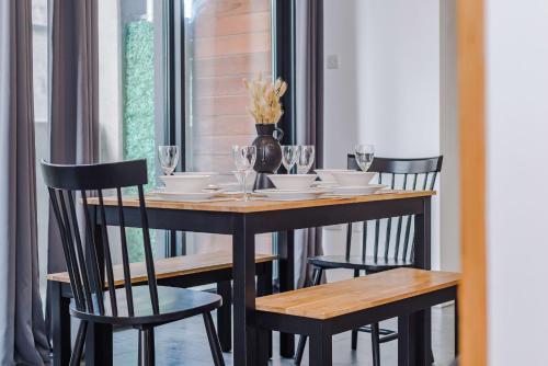 Beautiful 2 Bed Apartment - Super Central - Recently Renovated - Sleeps 8