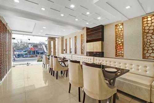 Townhouse Oak Hotel Arnavya