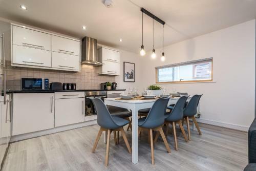 Charming 2 Bedroom In Central Lpl - Parking Included!