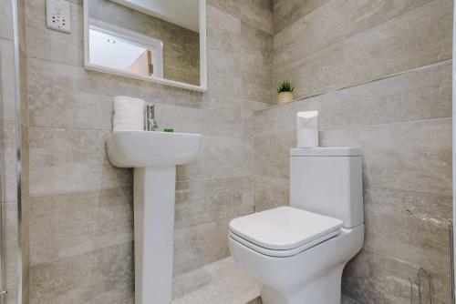 Charming 2 Bedroom In Central Lpl - Parking Included!
