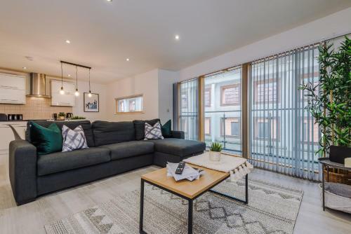 Charming 2 Bedroom In Central Lpl - Parking Included!
