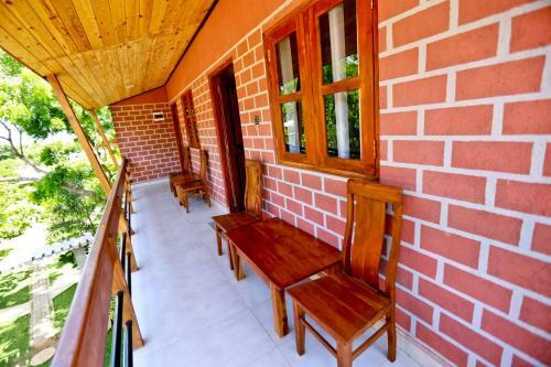 Eco Hotel Black & White - Anuradhapura
