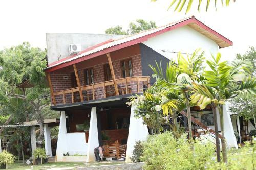 Eco Hotel Black & White - Anuradhapura