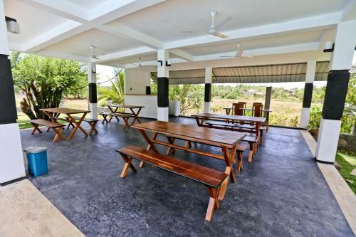 Eco Hotel Black & White - Anuradhapura
