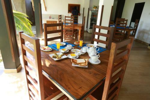 Eco Hotel Black & White - Anuradhapura
