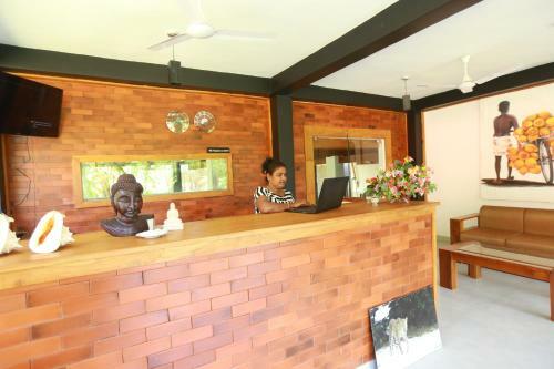 Eco Hotel Black & White - Anuradhapura