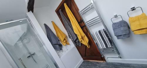 Modern And Spacious 2 Bedroom Apartment With Free Parking
