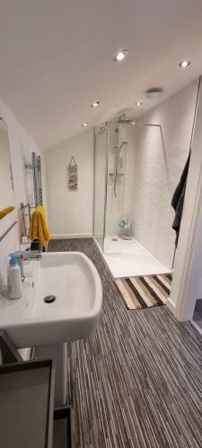 Modern And Spacious 2 Bedroom Apartment With Free Parking