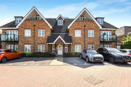 Modern And Stylish Penthouse Apartment Next To Maidenhead Golf Course