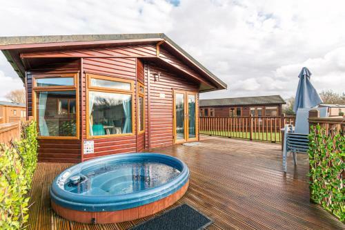 Flamingo Lodge With Hot Tub