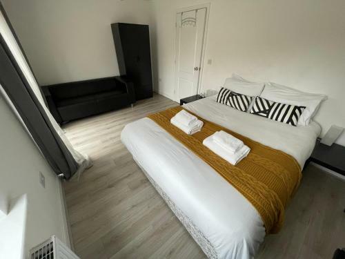 Hostal Large Bright King Sized Room - Short Walk From Cc