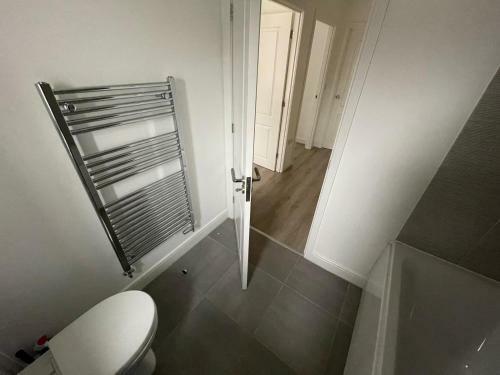 Hostal Large Bright King Sized Room - Short Walk From Cc