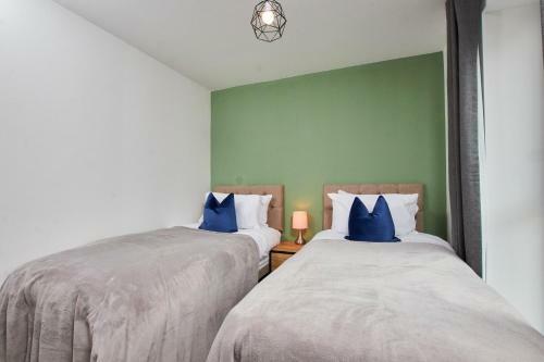 Exquisite 5 Bedroom Manchester House Sleeps8 Wparking