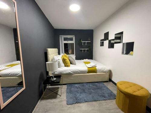 Lovely Party House - Centrally Located