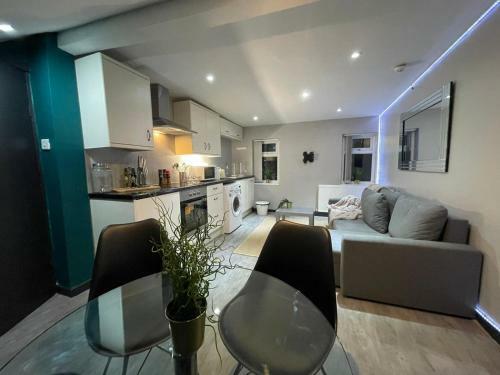 Lovely Party House - Centrally Located