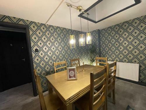 Lovely Party House - Centrally Located