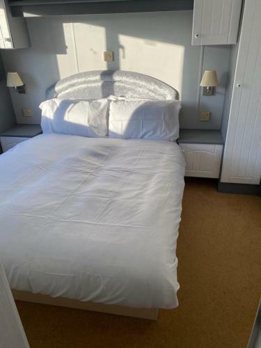 2 Bedroom Static Caravan Near The Lake