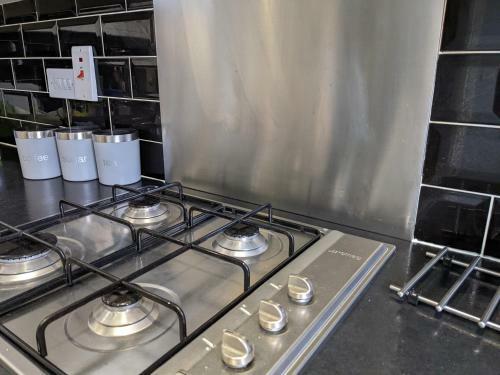 Entire 3 Bed Home Sleeps 6, Wifi, 2 Parking Spaces