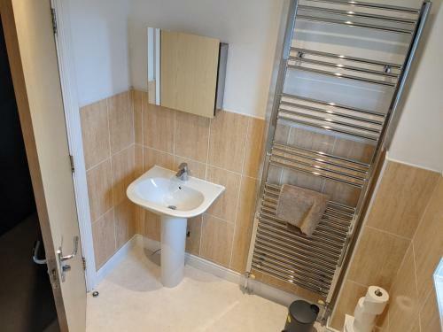 Entire 3 Bed Home Sleeps 6, Wifi, 2 Parking Spaces