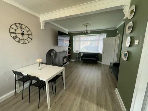 Apartamento Lovley 2 Bedroom House With Free Parking