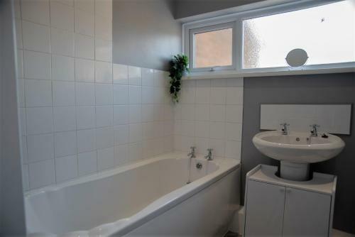 Cottenham House - Free Parking - City Centre - 3 Bedroom