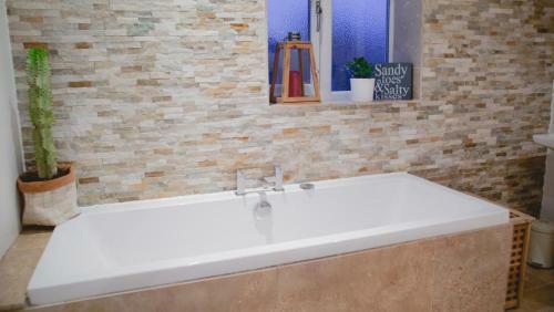 Rosecroft, Beautiful Large Home, Next To Celtic Manor & Icc